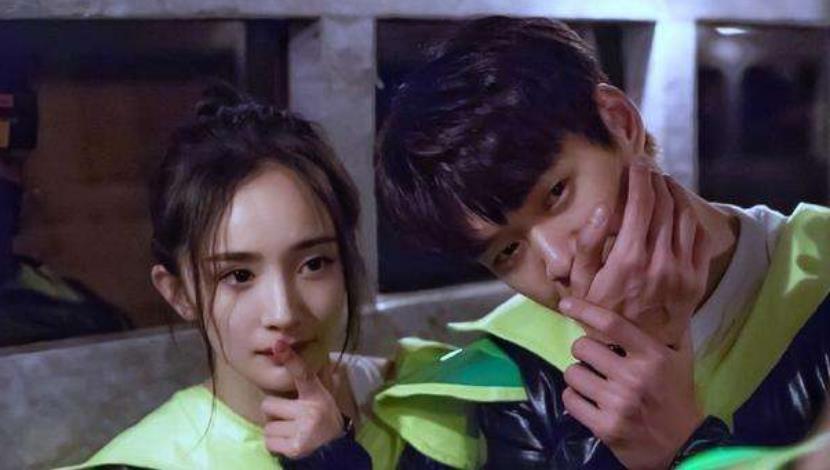 杨幂魏大勋疫情期间的恋情：在泰果隐门口一起吃冰淇淋。